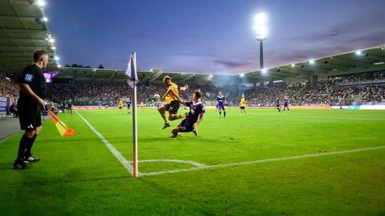 Intensive Zweikämpfe prägen das 130. Sachsenderby erwartungsgemäß. An der Eckfahne kämpft Dynamos Tony Menzel mit Aues Tim Hoffmann um den Ball.