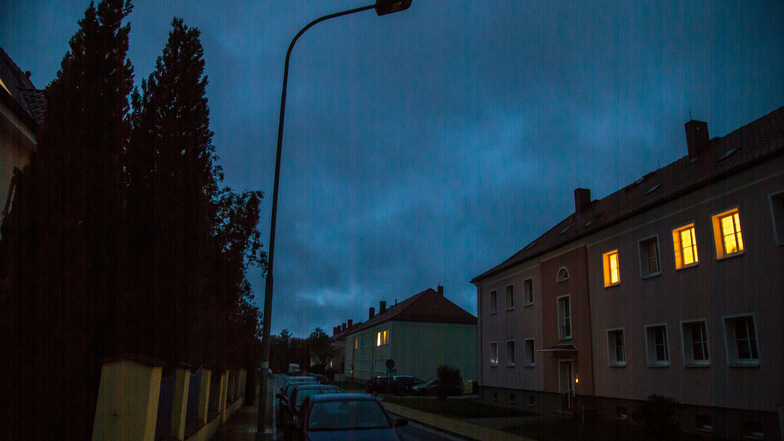 Die Zeit der Finsternis ist auch in der Schillerstraße vorbei. Strom liegt jetzt wieder an den Straßenlampen an.