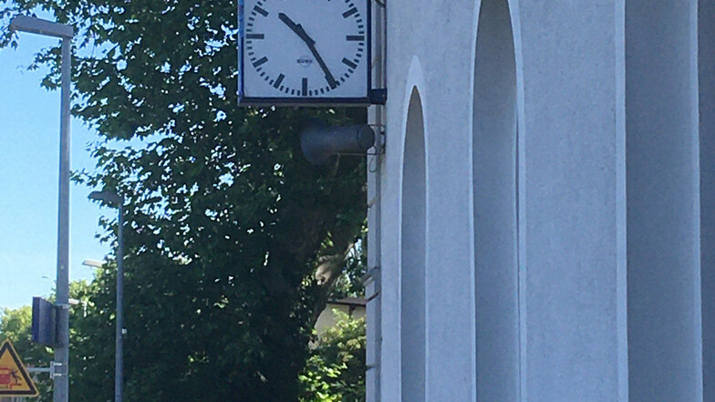 Die Uhr am Cottbuser Bahnhof geht eine Stunde vor.