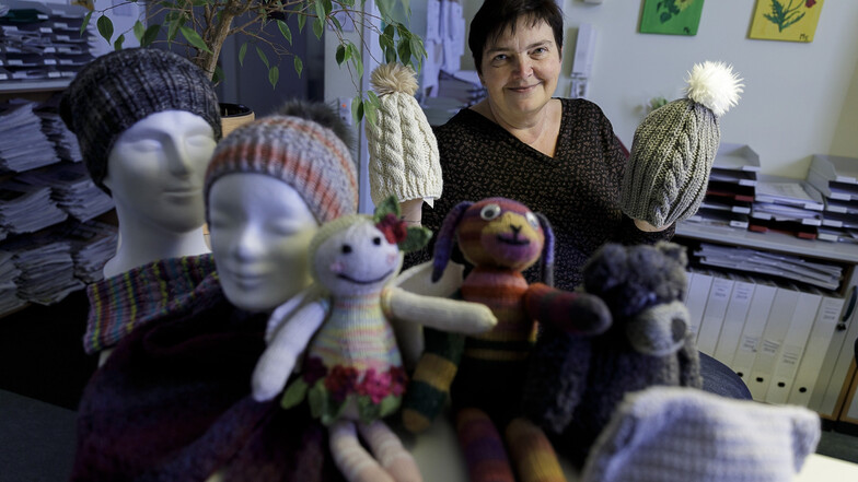Mützen, Schals und handgestrickte Spielfiguren sind beim Kreativwettbewerb der SZ gesucht. Manuela Schmolke zeigt einige Beispiel-Stücke.