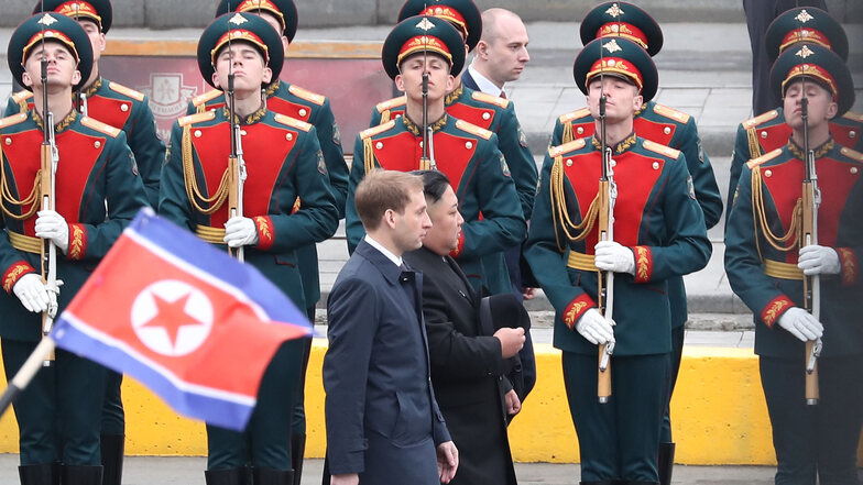 Kim Jong Un (r) wird mit militärischen Ehren am Bahnhof von Wladiwostok empfangen.