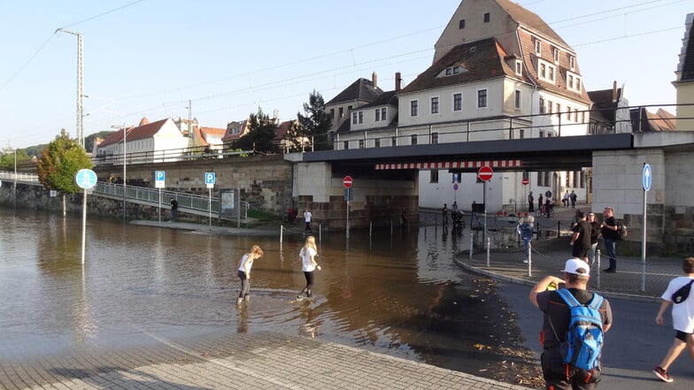 Fotomotiv Hochwasser: Die Elbe steht in Pirna an der Schwelle zur historischen Altstadt - Viele Passanten wollen das sehen und fotografieren.