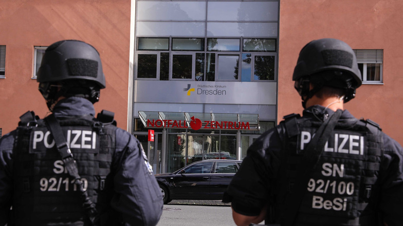 Die Dresdner Polizei bewachte am Mittwoch das Neustädter Krankenhaus in Dresden.