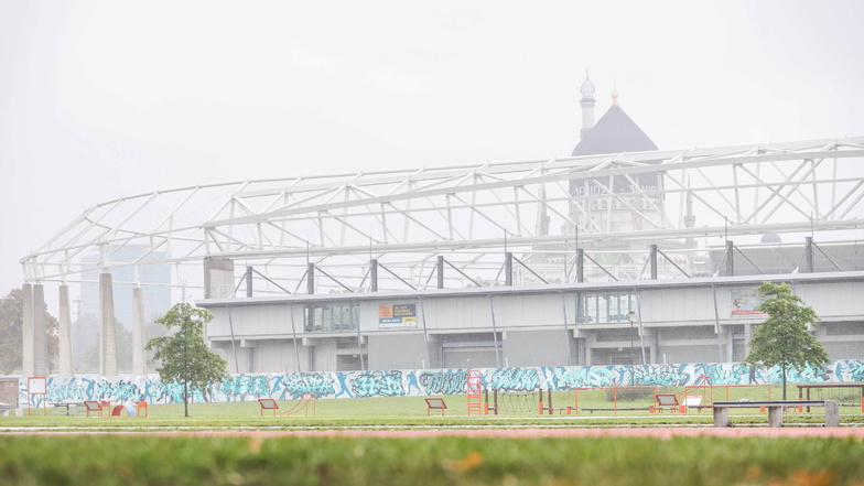 Das neue, umgebaute Heinz-Steyer-Stadion im Sportpark Ostra nimmt immer mehr Gestalt an. Im Sommer 2024 soll es eröffnet werden.