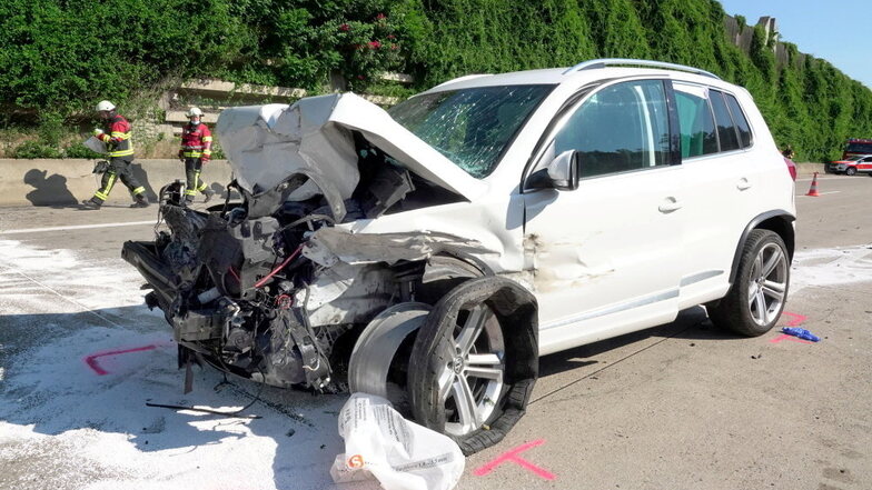 Ein VW ist am Sonntagmorgen auf einen Sattelzug aufgefahren. Dabei wurden alle Fahrzeuginsassen schwer verletzt.