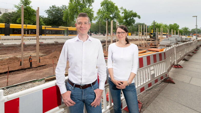 Stefan Trülzsch und Katja Maerker sind in der Arbeitsgruppe zur Schwammstadt. Sie freuen sich, dass beim Ausbau des Promenadenrings am Pirnaischen Platzes neue Wasserspeicher entstehen. Im Bereich hinter ihnen werden Bäume gepflanzt, die sogenannte Rigole