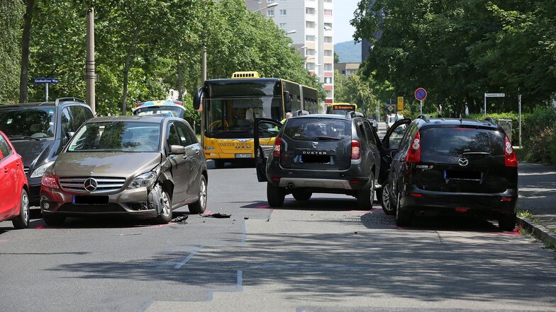 Der Mercedes und der Dacia sind zusammengestoßen. Danach musste die Straße gesperrt werden.