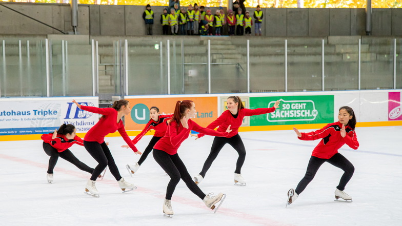 Da staunen die Kita-Kinder auf der Tribüne des Nieskyer Eisstadions nicht schlecht: Vor ihnen trainieren deutsche Champions. Nämlich die im Synchron-Eiskunstlauf vom Berliner TSC.