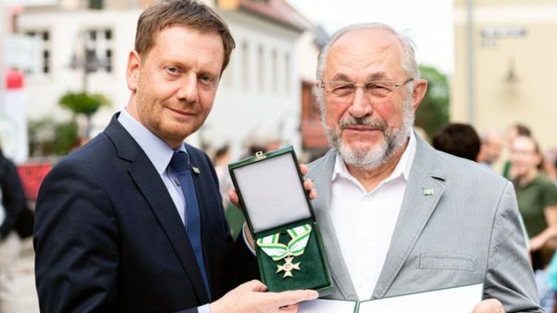 Ministerpräsident Michael Kretschmer (l.) überreichte den Sächsischen Verdienstorden an Gottfried Hesse, Leiter des Nachwuchs-Spielmannszuges Radeberg.
