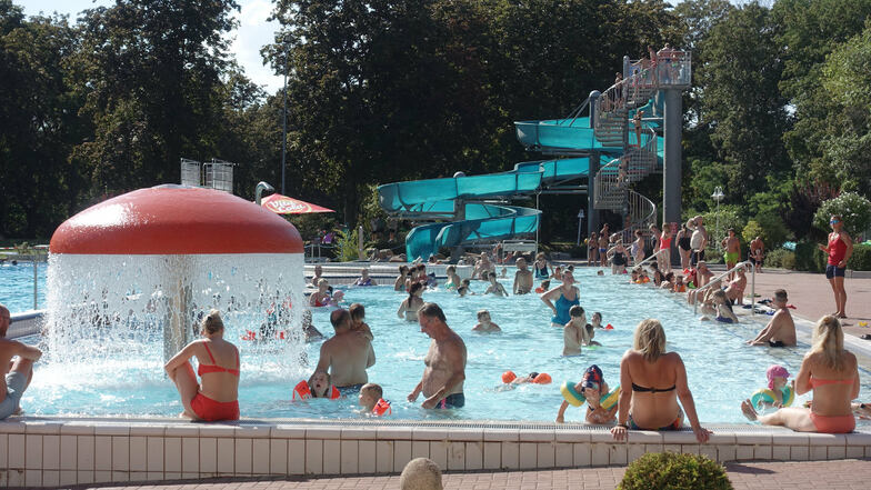 Ziemlich voll wurde es an einigen sehr heißen Tagen im Döbelner Stadtbad. Die Begrenzung lag bei maximal 800 Badegästen. Viermal wurde wegen des zu großen Andrangs der Zutritt für eine Stunde unterbrochen.