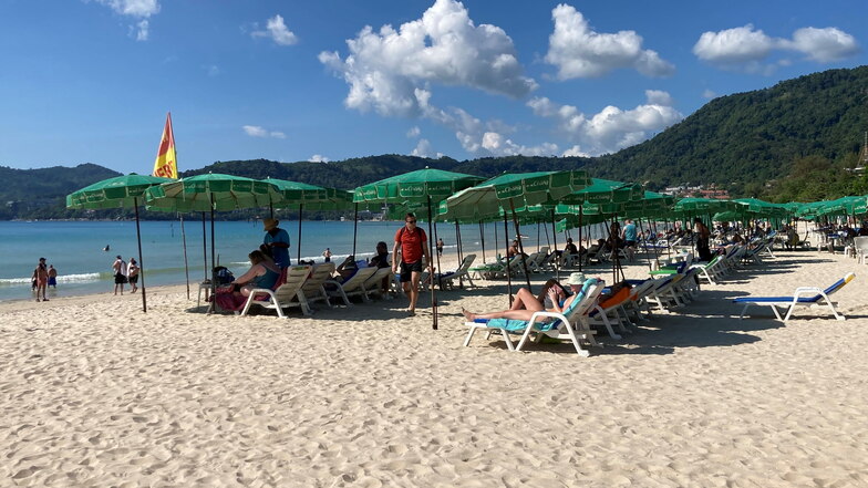 Urlauber am Strand von Patong auf Phuket. Thailand hat die Einreise von Urlaubern weiter vereinfacht.