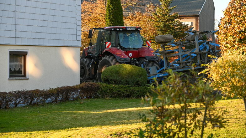 Traktor landet auf einem Grundstück