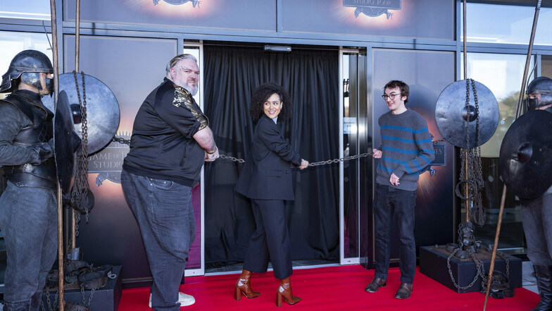 Zur Eröffnung der "Game of Thrones Studio Tour" kamen die GoT-Darsteller Kristian Nairn (Hodor, l), Nathalie Emmanuel (Missandei) und Isaac Hempstead-Wright (Bran).