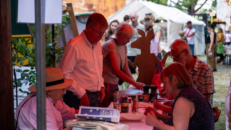 Am Stand des Bürgerrats Innenstadt West beim Fokus Festival konnten Besucher Beutel bemalen und das Känguru (Hintergrund) kennenlernen.