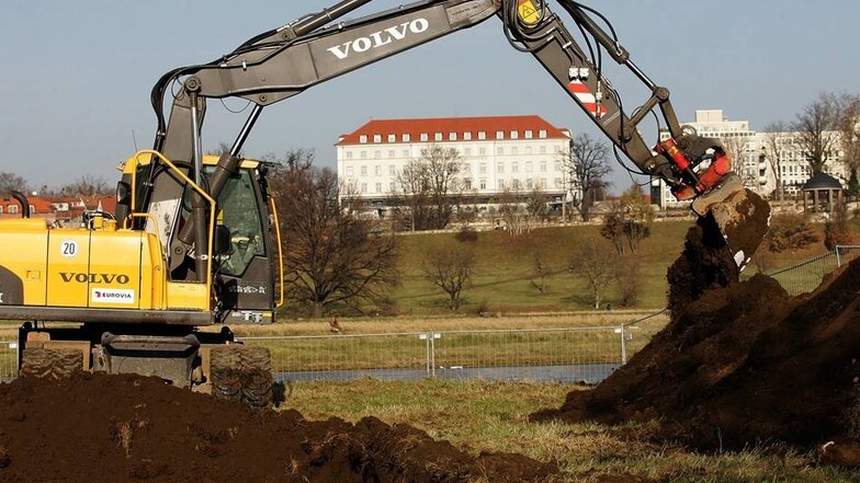 Baubeginn 2007  Der zunächst für den 13. August 2007 vorgesehene Baubeginn verzögerte sich bis zum 19. November 2007 durch einen vom Verwaltungsgericht Dresden aus Naturschutzgründen verhängten Baustopp, der jedoch vom Oberverwaltungsgericht wieder aufgehoben wurde. Los ging es mit archäologischen Ausgrabungen bauf der Altstädter Seite.