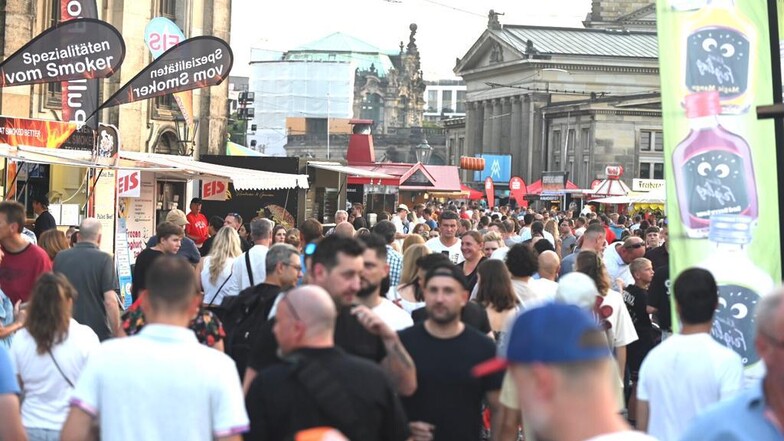 Die Sophienstraße ist voll am Freitagabend, etwa eine Stunde nach der offiziellen Eröffnung des Stadtfestes.