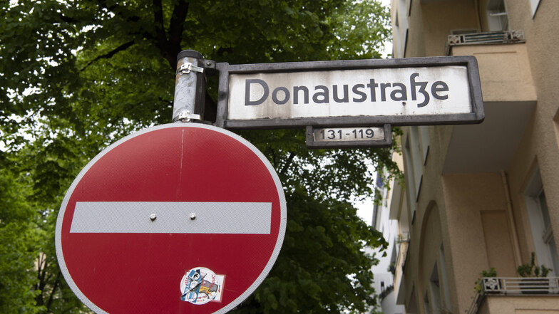 In der Donaustraße in Berlin durchsuchte die Polizei eine Wohnung.
