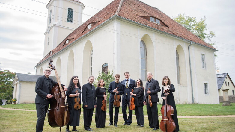 In der Baruther Kirche spielte zum Abschluss des Festivals das Kammerorchester l’arte del mondo mit dem international gefeierten Bratschisten Nils Mönkemeyer (5.v.l.).