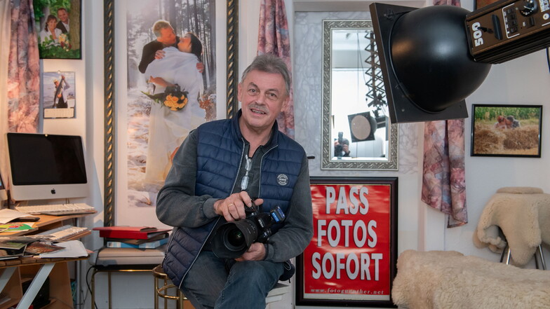 Bodo Günther in seinem Studio auf der Markusstraße in Großenhain. Nach 48 Jahren geht der Fotograf zum Jahresende in den Ruhestand.