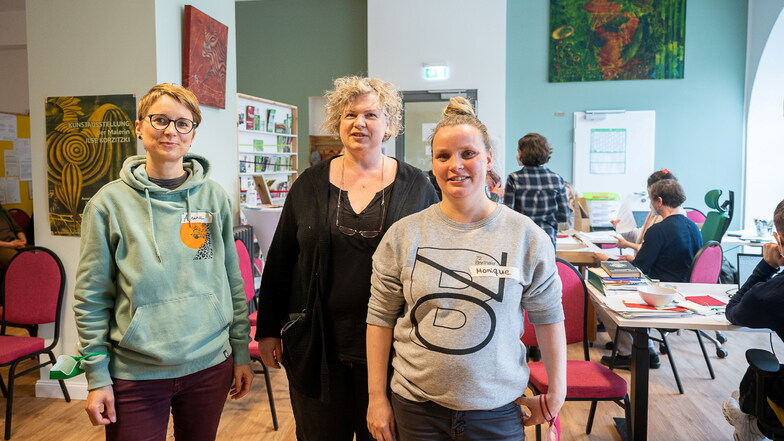 Das Team in der Koordinierungsstelle der Flüchtlingshilfe im grünen Büro auf der Jakobstraße in Görlitz (v. li.): Anne Döring, Anja-Christina Carstensen und Monique Hänel.