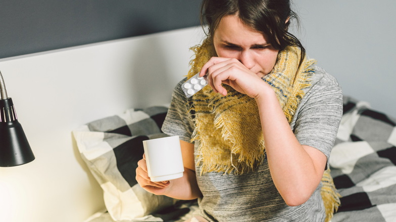 Ein Schmerz- und Fiebermittel sowie viel Flüssigkeit reichen bei einer normalen Erkältung oft schon.