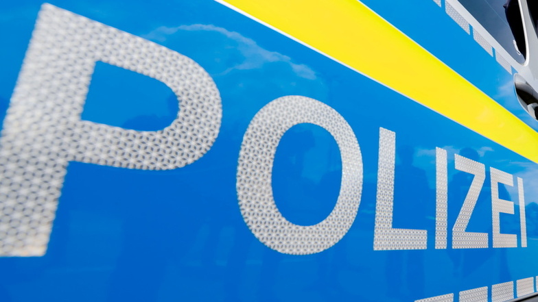 Am Donnerstagmorgen wurde neben der Autobahn bei Bautzen ein stark beschädigter BMW gefunden. Nach dem Fahrer sucht die Polizei.