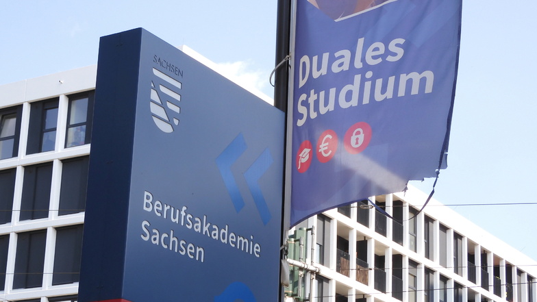 Die Berufsakademie Sachsen wird Duale Hochschule Sachsen - der DGB fordert, auch die Lohnlücke zu schließen.