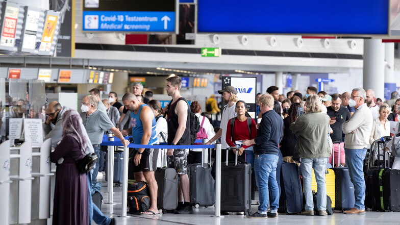 Am Wochenende vom 22. bis 24. Juli werden pro Tag jeweils rund 200.000 Fluggäste am Frankfurter Flughafen erwartet.
