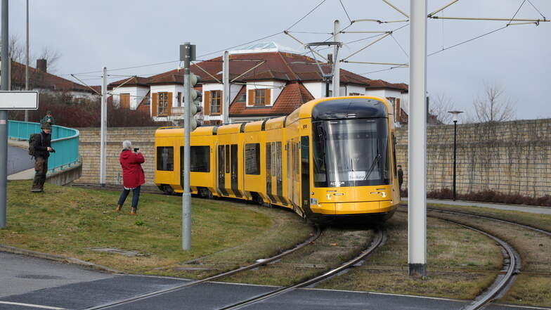 Hier noch im Test in Pennrich - die neue Dresdner Straßenbahn. Jetzt steht fest, wann sie erstmals im Linienbetrieb fahren wird.