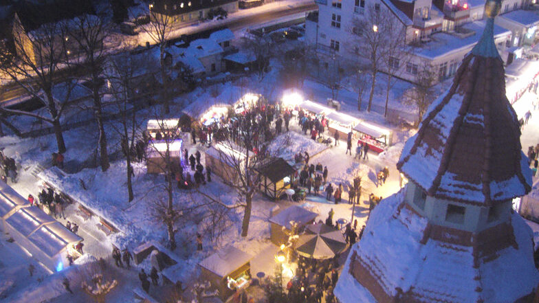 Weihnachtsmarkttreiben im Schnee. So sah es vor einigen Jahren in Großröhrsdorf aus. Auch 2020 soll es den Markt geben.