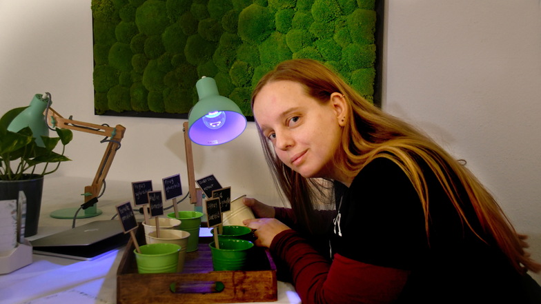 Spieleentwicklerin Vicky Hohmuth rätselt im neuen Escape Room im Bilderberg Bellevue in Dresden. Was es wohl mit den Pflanzen-Kübeln und dem Neonlicht auf sich hat?