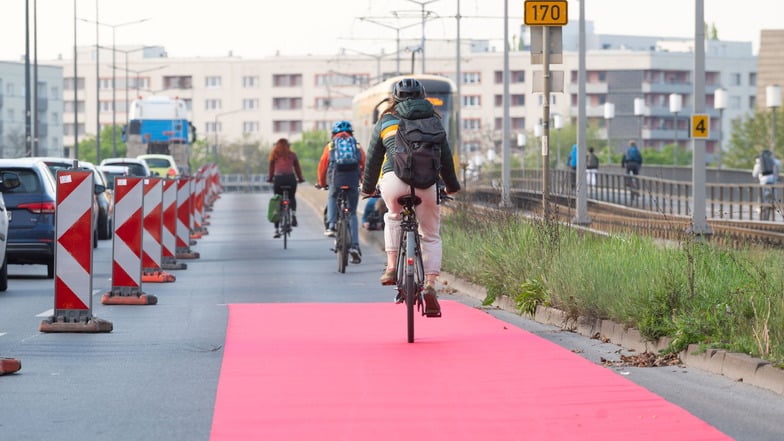 Ab 2. September führt ein testweiser Radweg über die Carolabrücke in Richtung Altstadt. Dafür beginnen bald Vorbereitungsarbeiten.