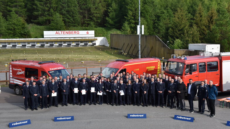 104 Altenberger Feuerwehrleute haben in der Zinnwalder Biathlonarena eine Waldbrandmedaille verliehen bekommen.