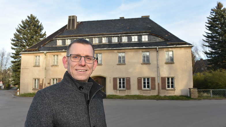 Glashüttes Bürgermeister Markus Dreßler (CDU) bemüht sich schon seit Längerem um den Abriss des früheren Handwerkerheims in Johnsbach.