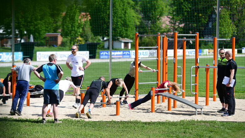 Übungsleiter und Sportlehrer probierten in Großschönau schon mal die neuen Trainingselemente aus.