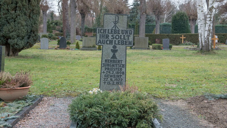 Das Grab von Pfarrer Herbert Jungnitsch in Heidenau.