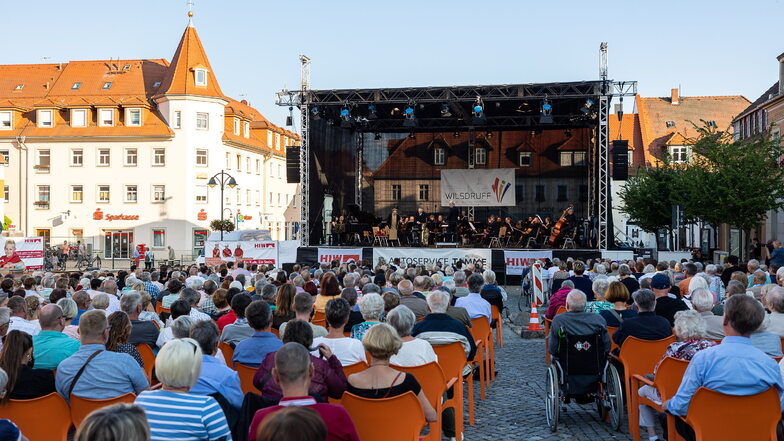 Rund 700 Zuschauer kamen am Sonnabend nach Wilsdruff zum Konzert der Elblandphilharmonie. Das Orchester trat unter Leitung des Chefdirigenten Ekkehard Klemm gemeinsam mit Tom Pauls, alias Ilse Bähnert, auf.