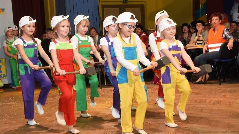 Die Kinderfunken des Daubitzer Karnevalvereins tanzen als die jüngsten Bauarbeiter beim Hofball.