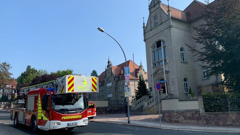 Die Feuerwehr Döbeln rückte mit allen Fahrzeugen zum Amtsgericht Döbeln aus. Die Brandmeldeanlage hatte ausgelöst.