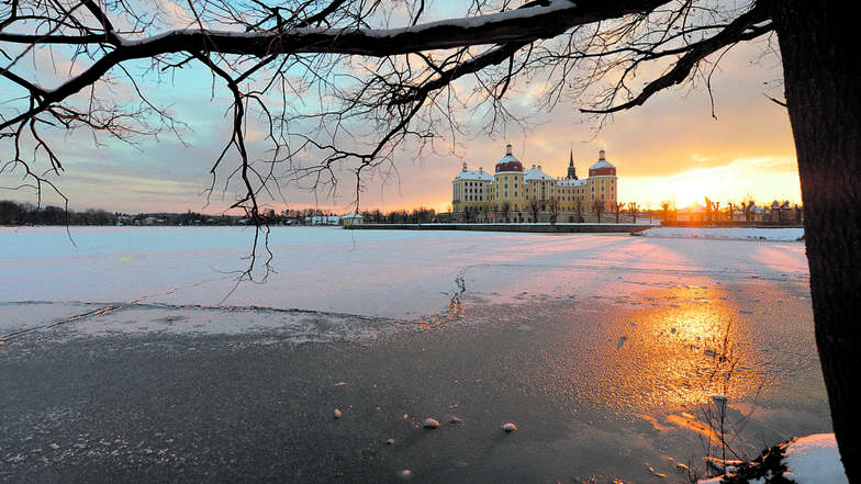 Die Sonne glitzert auf dem zugefrorenen Moritzburger Schlossteich. Viele Besucher nutzen einen Ausflug, um das Eis zu testen. Nicht jeder Versuch gelang, es gab auch tragische Unfälle.