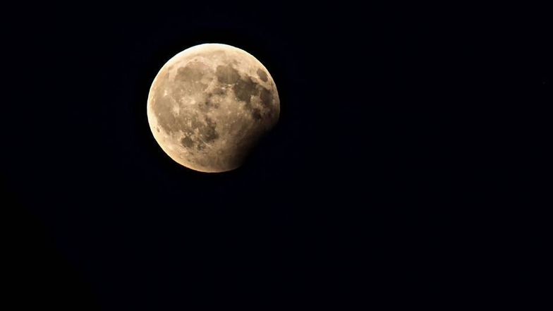 Das Foto zeigt  den Mond während einer partiellen Mondfinsternis kurz vor Ende der Bedeckung, fotografiert in Uhyst a.T.