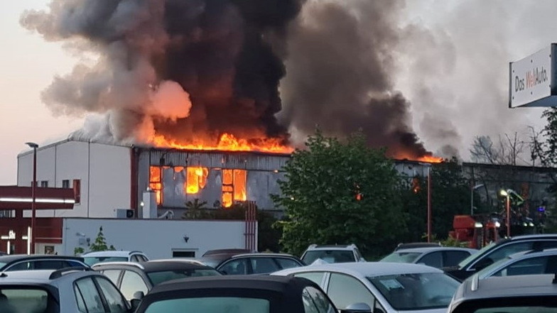 Ein Großbrand brach am frühen Morgen des Pfingstsonnabends in der Kamenzer Batteriefirma Liofit aus. Betroffen sind noch zwei weitere Unternehmen in dem Gebäudekomplex an der Nordstraße.
