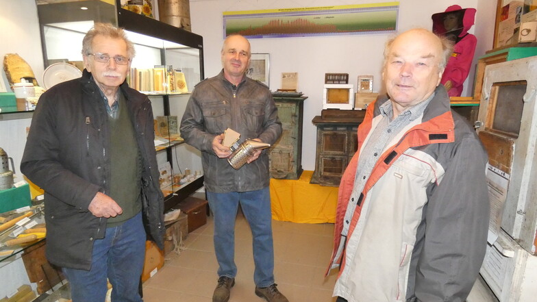 Arnd Lehmann, director of the museum, Christian Buder, president of the beekeepers' association, and Dieter Petschel, president of the association of friends of culture and homeland.  (left to right) rejoicing at the joint special exhibition at the local history museum in Neschwitz.