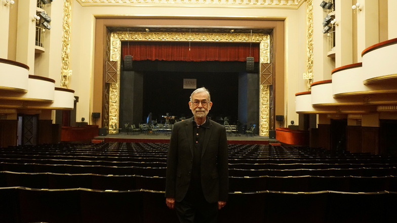 Rückkehr nach 14 Jahren. Paul Lowy im Großen Saal des Erzgebirgstheaters auf den Spuren seines Großvaters Fritz Kennemann. Vor 100 Jahren wurde das Theater eröffnet.