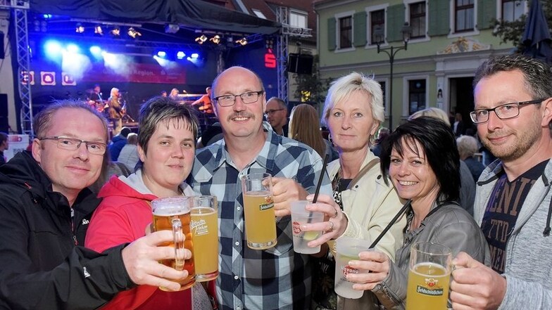 Gemeinsam mit vielen anderen feiern die Familie Konetzke, Espig und Hamann, hier vor der Bühne am Niedermarkt, beim Döbelner Stadtfest.