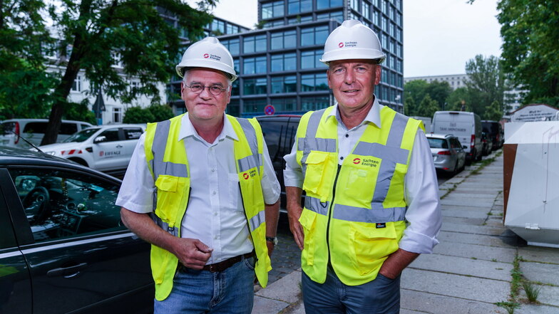 Gesamtprojektleiter Johannes Müller (l.) und Sachsen-Energie-Liegenschaftschef Frank Neuber freuen sich, dass der Neubau trotz aller Widrigkeiten pünktlich übergeben werden kann.