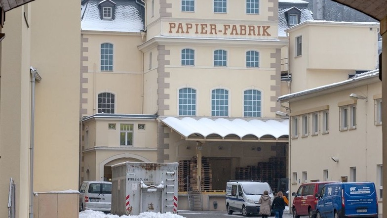 In der Papierfabrik in Königstein wurden vier Mitarbeiter von den Dämpfen ausgetretener Schwefelsäure vermutlich leicht verletzt.