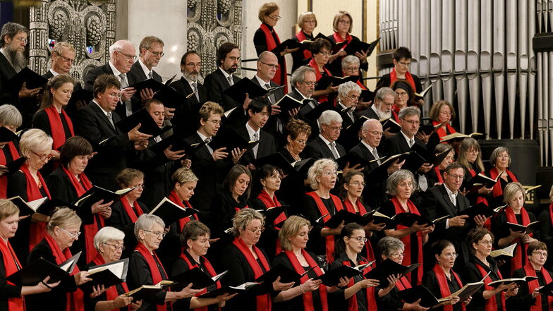 Danach sehnen sich Chöre und Publikum: nach Konzerten wie dem des Bachchors am 3. Oktober 2018, in denen jeder Sänger seinen Nachbarn hört.