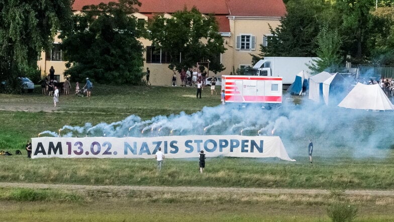 Mit einer Banner-Aktion wird mobilisiert, im Februar gegen Neonazis in Dresden aff die Straße zu gehen.