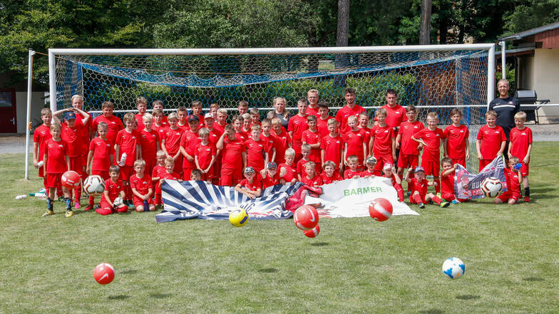 Gruppenbild mit den Profis. Die Sportschule des RB Leipzig trainierte mit 60 Jungs eine Woche lang in Großschweidnitz.